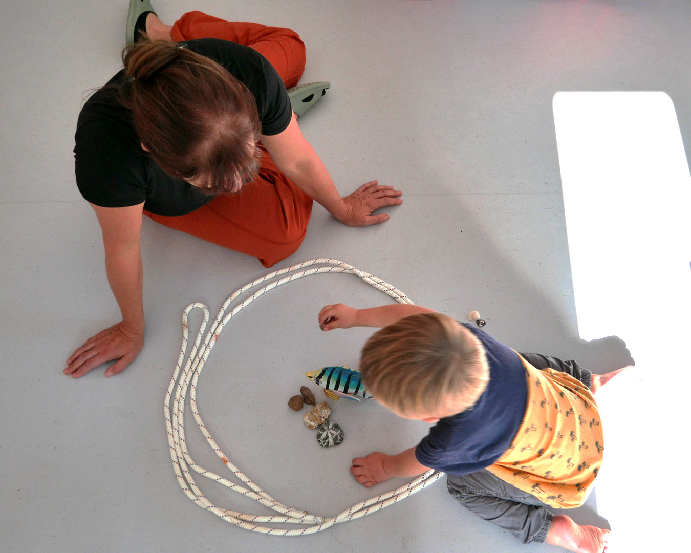 Kind im Spiel mit der Kinder- und Jugendlichenpsychotherapeutin Katy Kasten-Wutzler